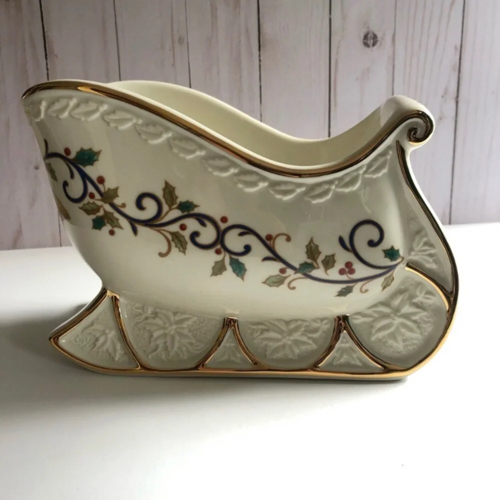 Mikasa Holly Sleigh centerpiece bowl
